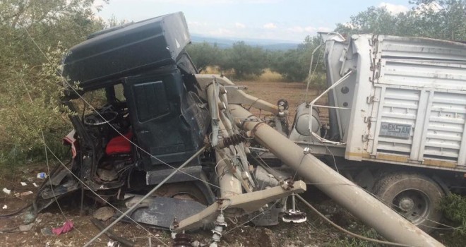 Tır, Elektrik Direklerini Yıktı.