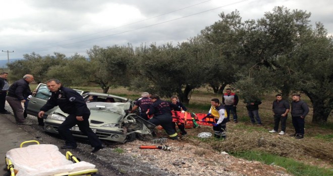 Kırkağaç Yolunda Feci Kaza 2 Kişi Öldü 2 Kişi Yaralandı