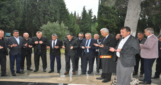 Bir Avuç Kömür için Ömür veren Şehit Maden İşçilerinin Kabirlerine Teker Teker Karanfil Bırakarak Dua ettiler